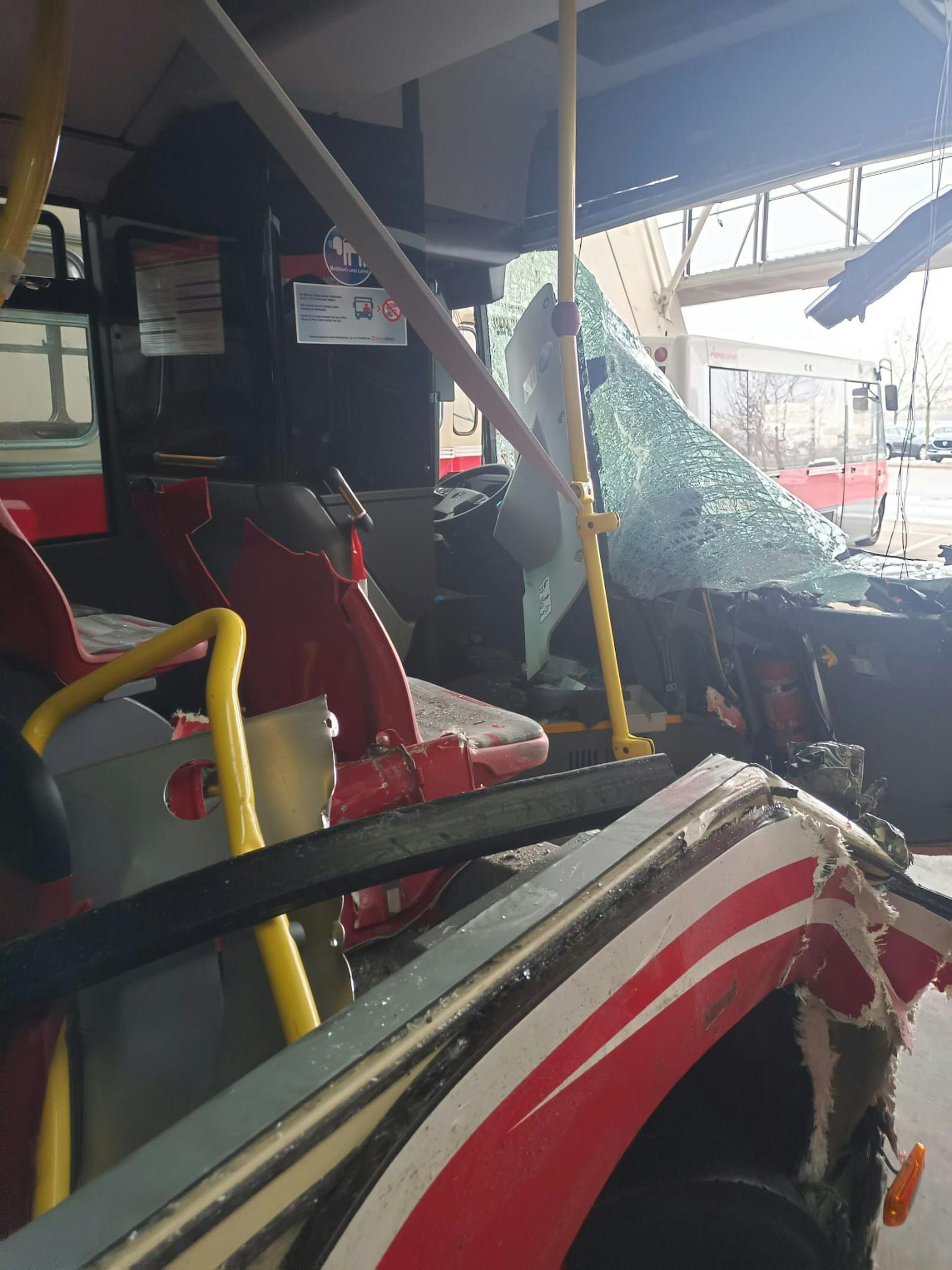 Der Bus ist nach dem Verkehrsunfall völlig zerstört. 