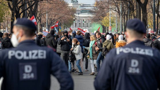 Großaufgebot der Polizei bei der Corona-Demo in Wien.
