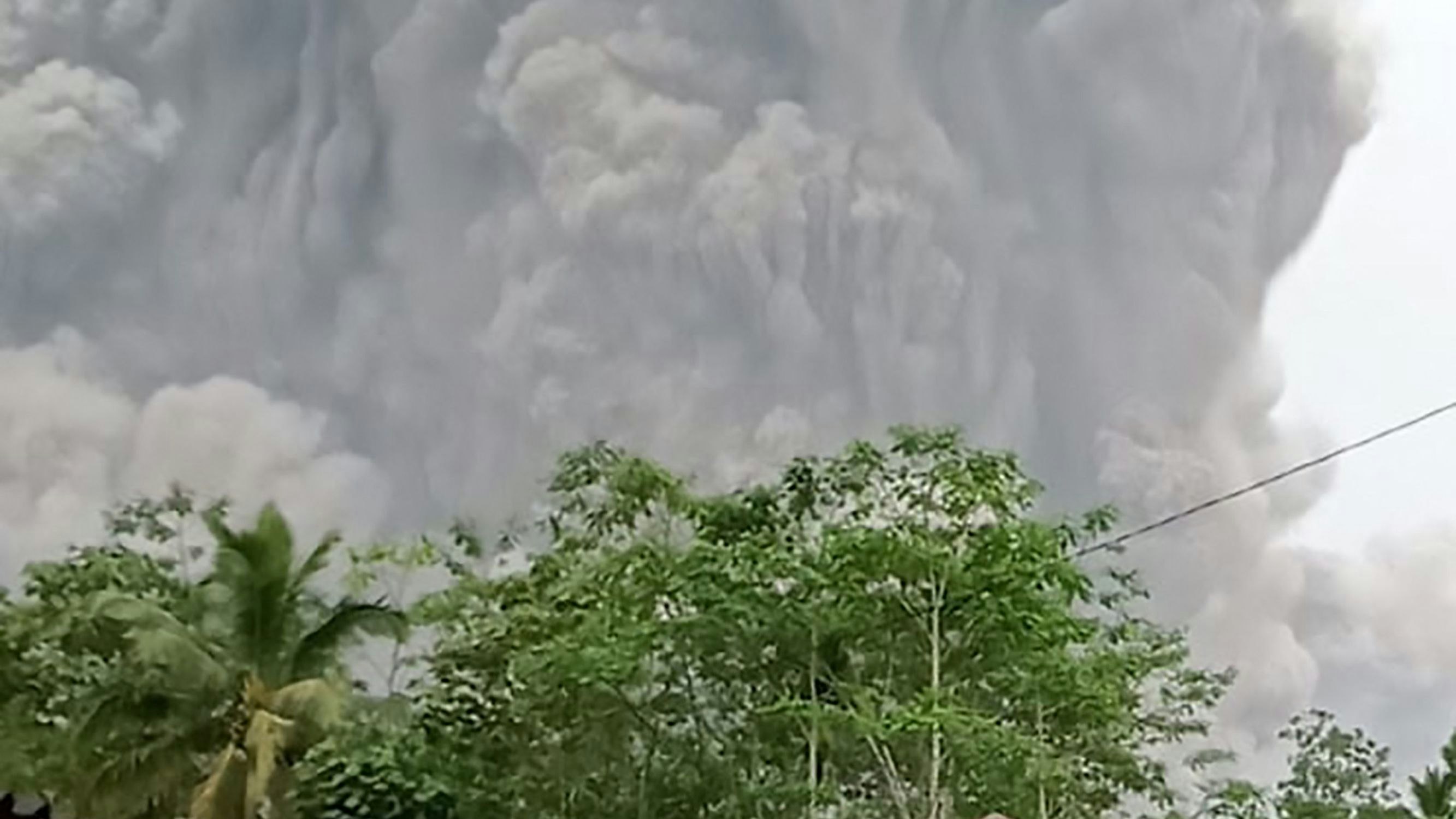 Download von www.picturedesk.com am 04.12.2021 (21:35).  *** SERVICEBILD *** TOPSHOT - This handout picture taken and released on December 4, 2021 by Indonesia's National Board for Disaster Management (BNPB) shows Semeru volcano spewing ash into the air during an eruption as seen from Lumajang. (Photo by Handout / BNPB / AFP) / RESTRICTED TO EDITORIAL USE - MANDATORY CREDIT "AFP PHOTO / BNPB " - NO MARKETING - NO ADVERTISING CAMPAIGNS - DISTRIBUTED AS A SERVICE TO CLIENTS - 20211204_PD4509 - Rechteinfo: Servicebild (SB) Bei diesem Bild ist PictureDesk ausschließlich technischer Dienstleister und stellt eine technische Bearbeitungsgebühr in Rechnung. PictureDesk ist weder Urheber noch Rechteinhaber. Die Nutzung liegt in alleiniger Verantwortung des Kunden. Nur für redaktionelle Nutzung! Werbliche Nutzung erfordert Freigabe: bitte schicken Sie uns eine Anfrage.