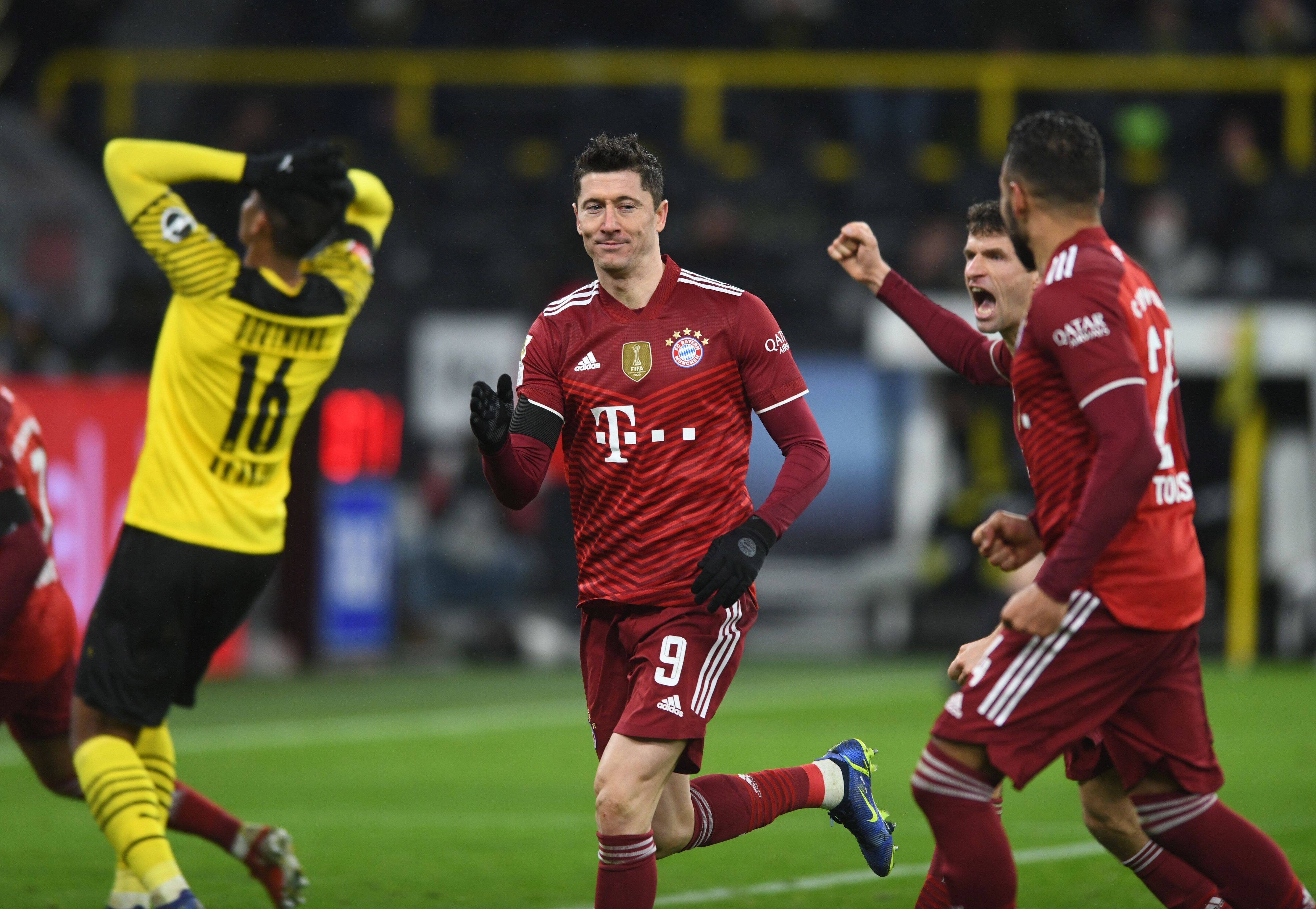 Robert Lewandowski haut den umstrittenen Elfer rein