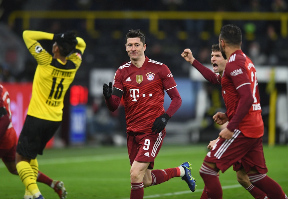 Robert Lewandowski haut den umstrittenen Elfer rein