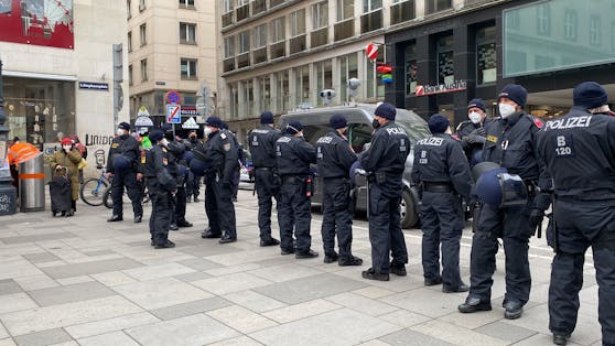 Die Gegendemo der Antifa beim Stephansplatz. 