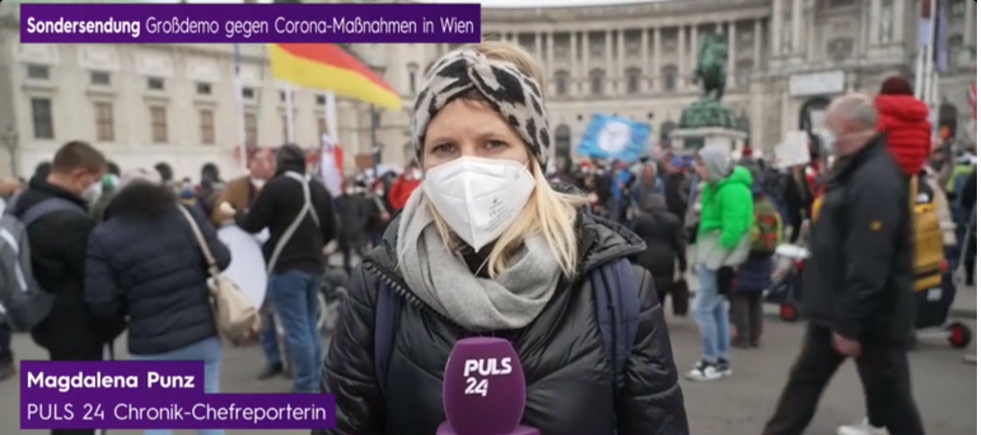 Chef-Reporterin Magdalena Punz berichtet live vor Ort – in Begleitung von Sicherheitsmännern.