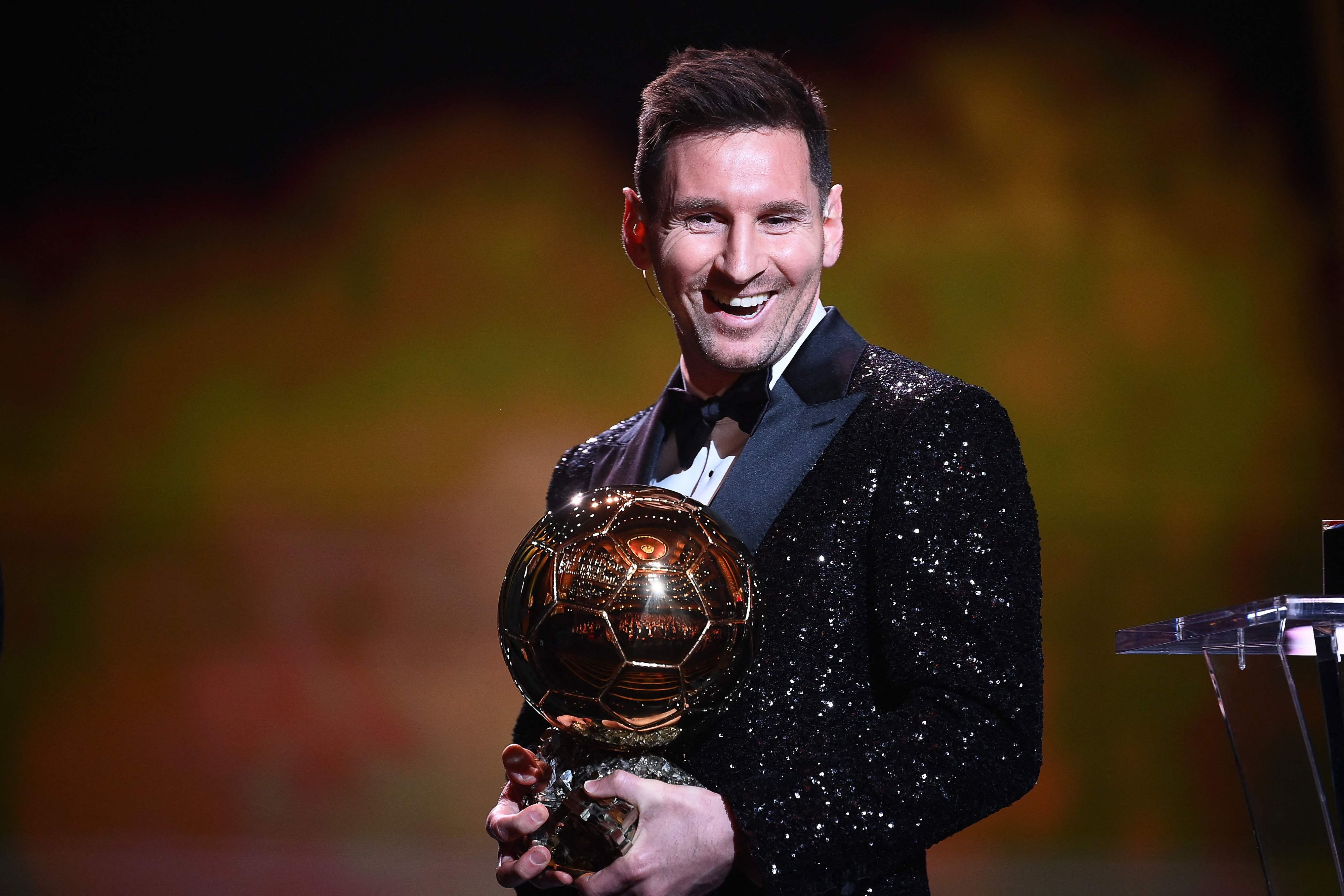 Lionel Messi strahlt mit dem "Ballon d´Or" um die Wette. 