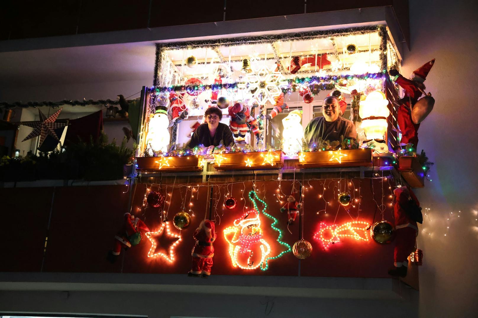 Susi (48) und Christian (49) aus Wien-Floridsdorf sind echte Weihnachts-Fans. Jedes Jahr schmücken sie ihren Balkon und ihre Wohnung mit rund 4.000 Figuren, Lichtern und Weihnachtsgrippen.