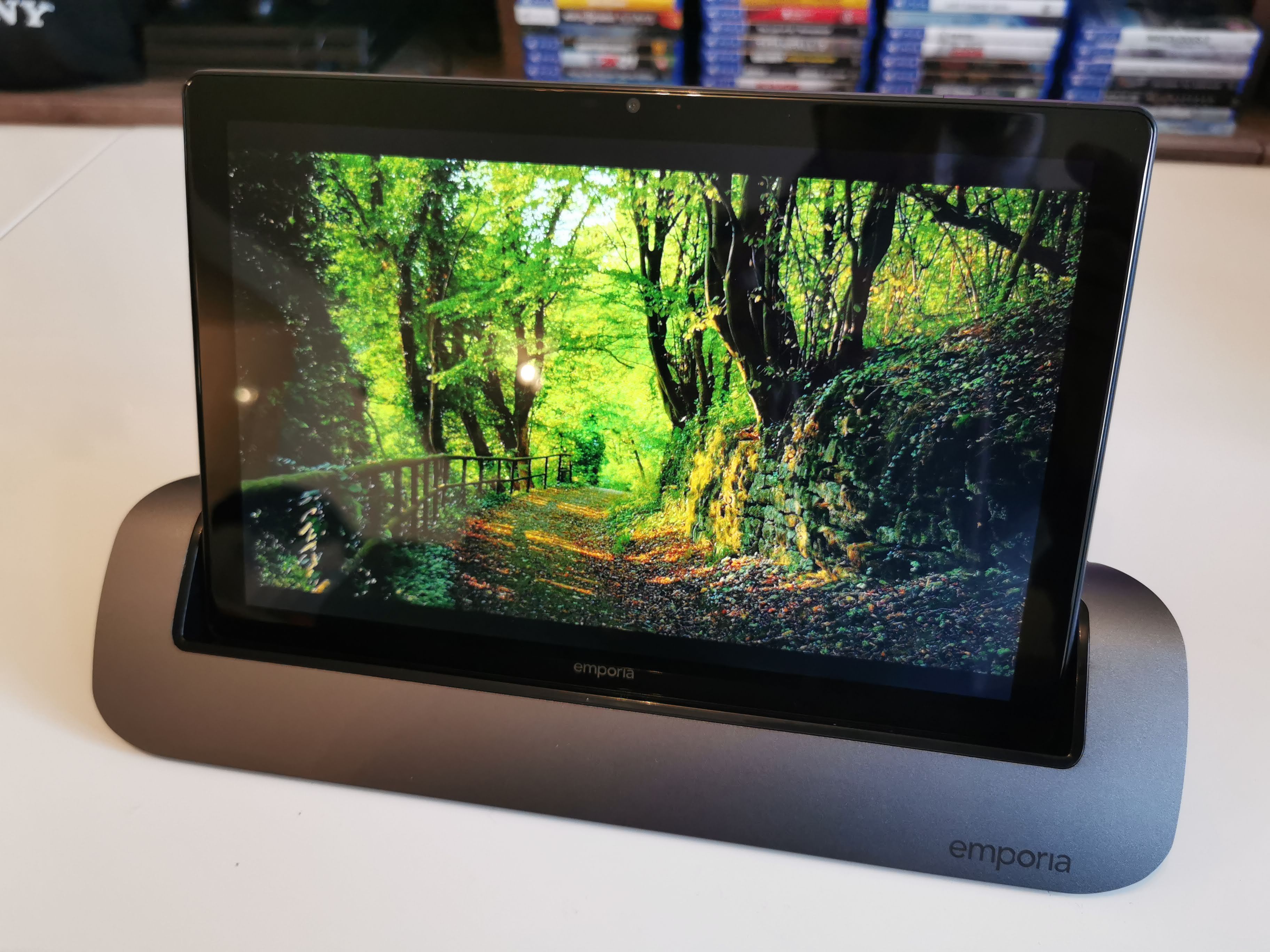 Praktisch zeigt sich die mitgelieferte Ladeschale. Die besteht großteils aus Kunststoff, zeigt sich im Test äußerst robust und hat einen echten Mehrwert.