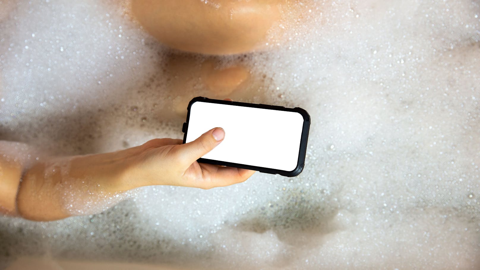 Telefonieren in der Badewanne kann oft fatale Folgen haben.