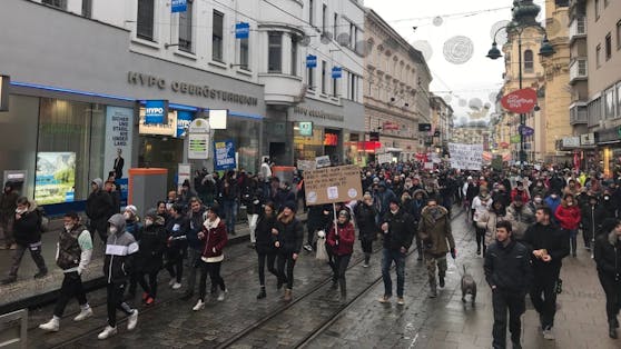 Erneut sorgt eine Corona-Demo in Linz für Ärger.