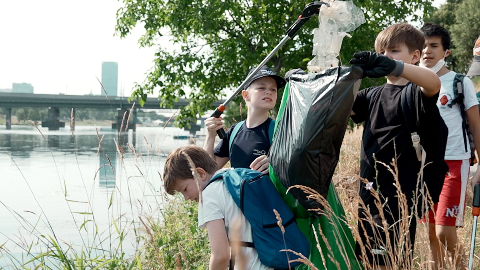 Die rund 6.000 Schülerinnen und Schüler sammelten etwa Müll auf der Donauinsel...