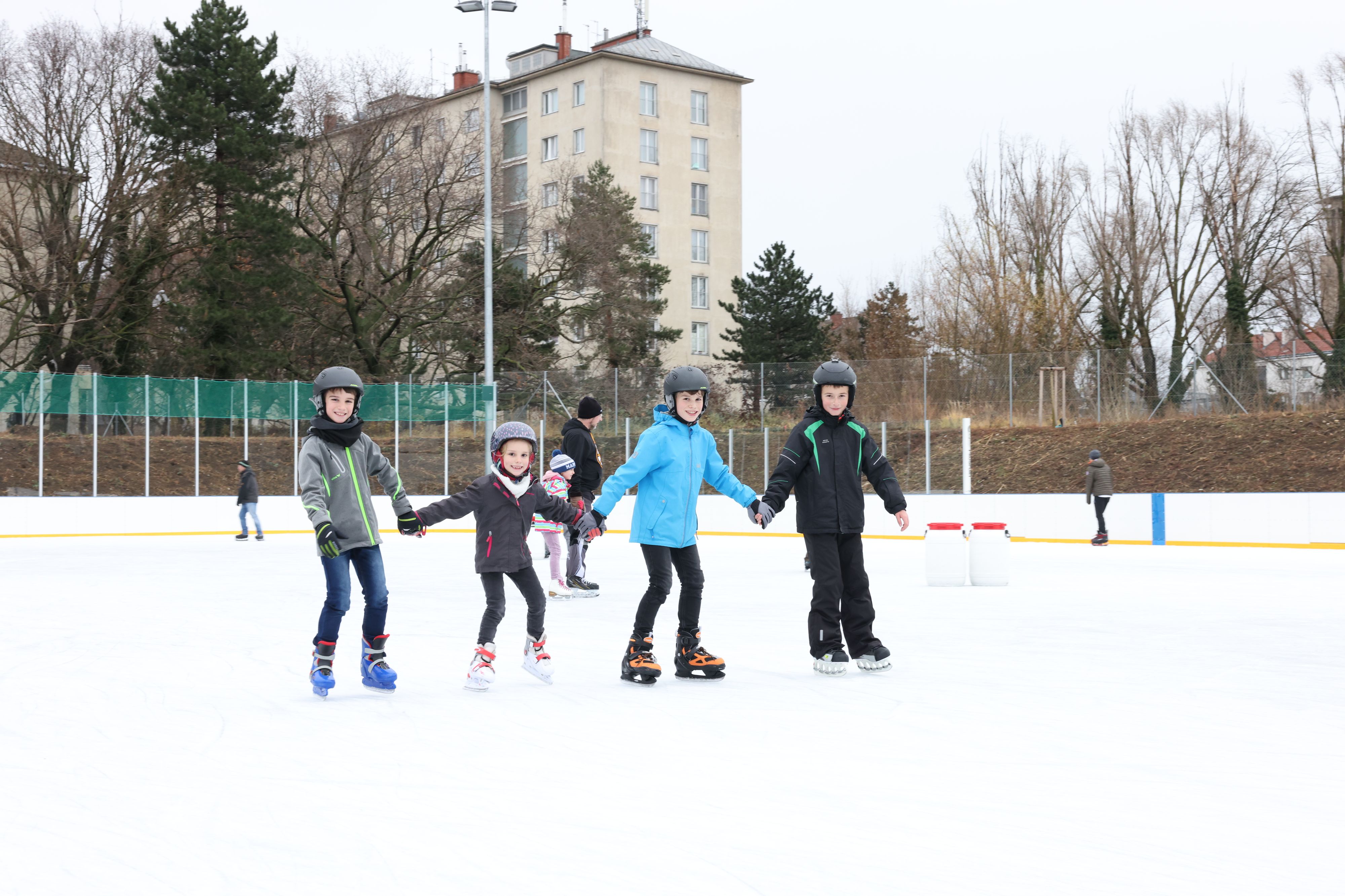 Die Sportanlage in der Windtenstraße 2 – genannt Eisring Süd – wurde generalsaniert. Derzeit ist, den Covid-Maßnahmen entsprechend, nur die Außeneisfläche für den Publikumslauf geöffnet. 