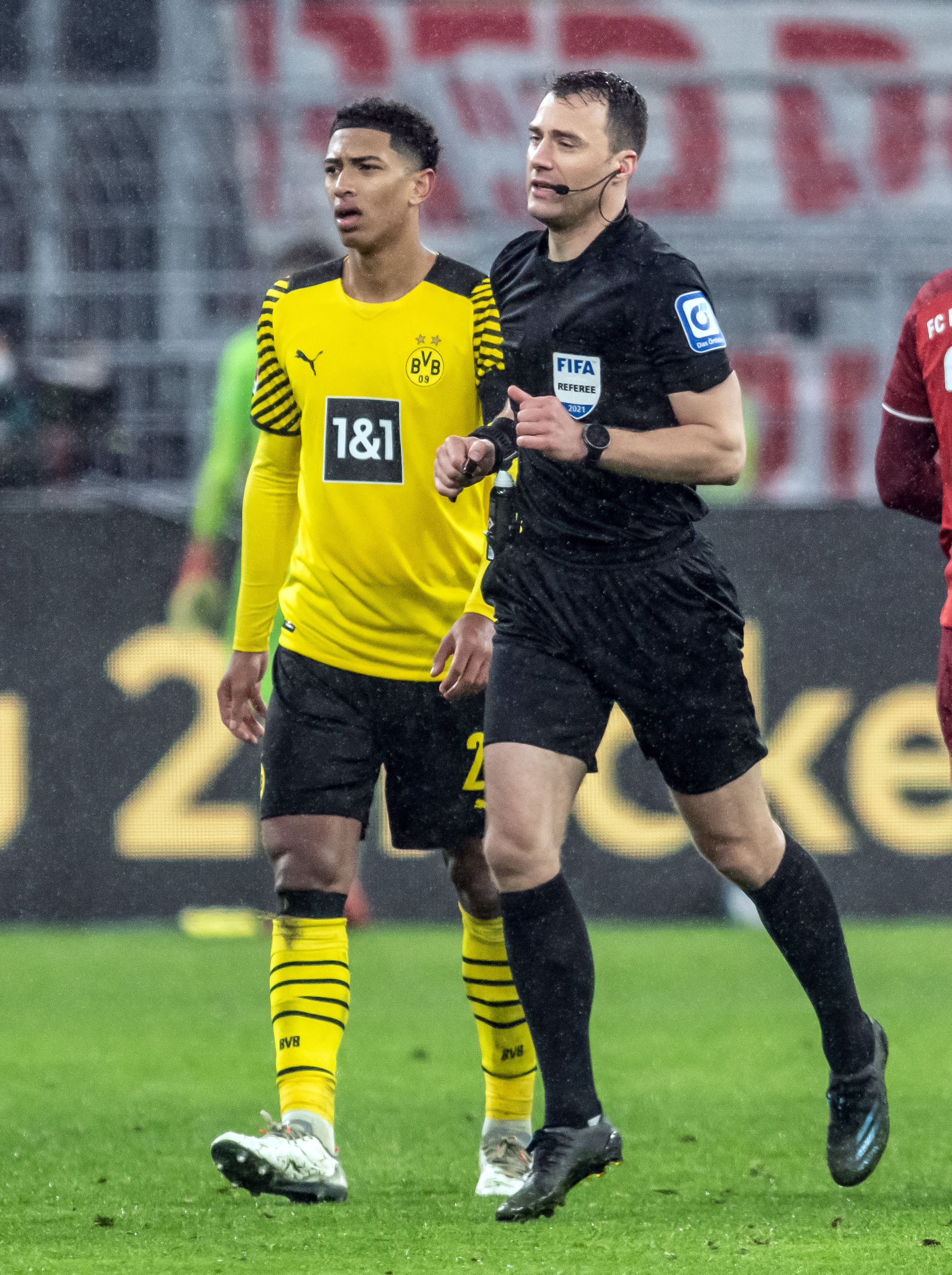 Jude Bellingham mit Schiedsrichter Felix Zwayer.