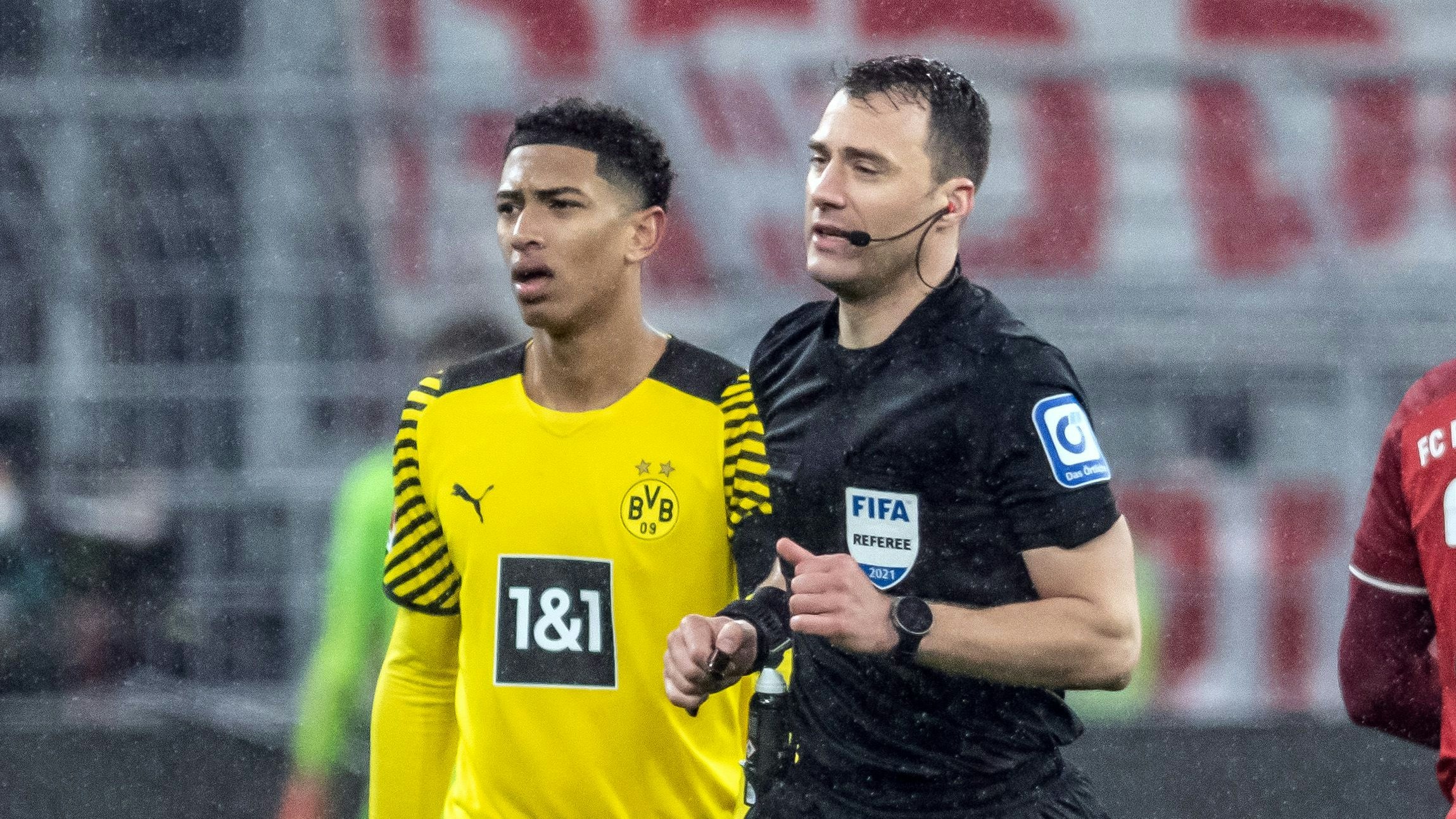 Jude Bellingham mit Schiedsrichter Felix Zwayer.