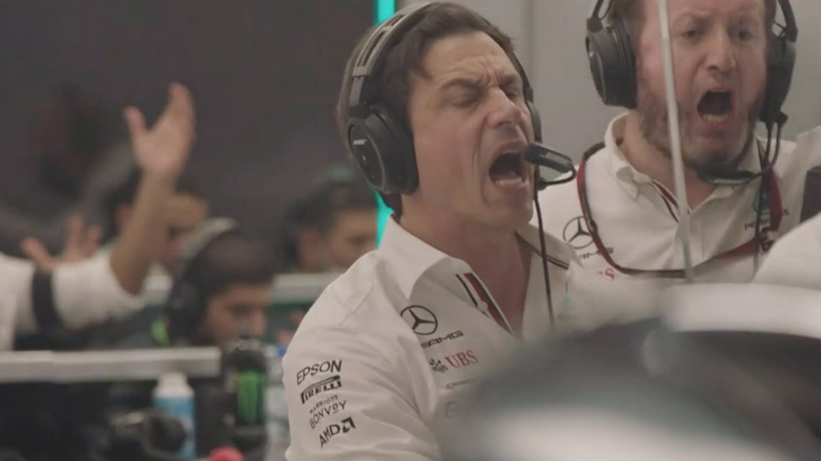 Mercedes-Teamchef Toto Wolff verliert die Nerven. Max Verstappen will Lewis Hamilton vorbeilassen, der rechnet damit nicht, fährt ihm ins Auto. Mercedes ist sich sicher: Kalkül von "Mad Max".