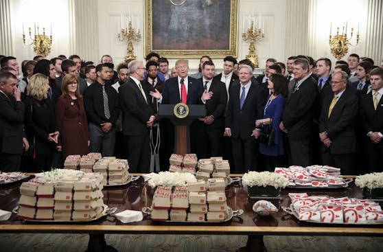 Laut Trumps ehemaligen Beratern gehören McDonald's, KFC, Pizza und Diet Coke zu seinen "Hauptnahrungsmitteln". Hier beim Empfang der Footballspieler der North Dakota State Bisons im Jahr 2019.