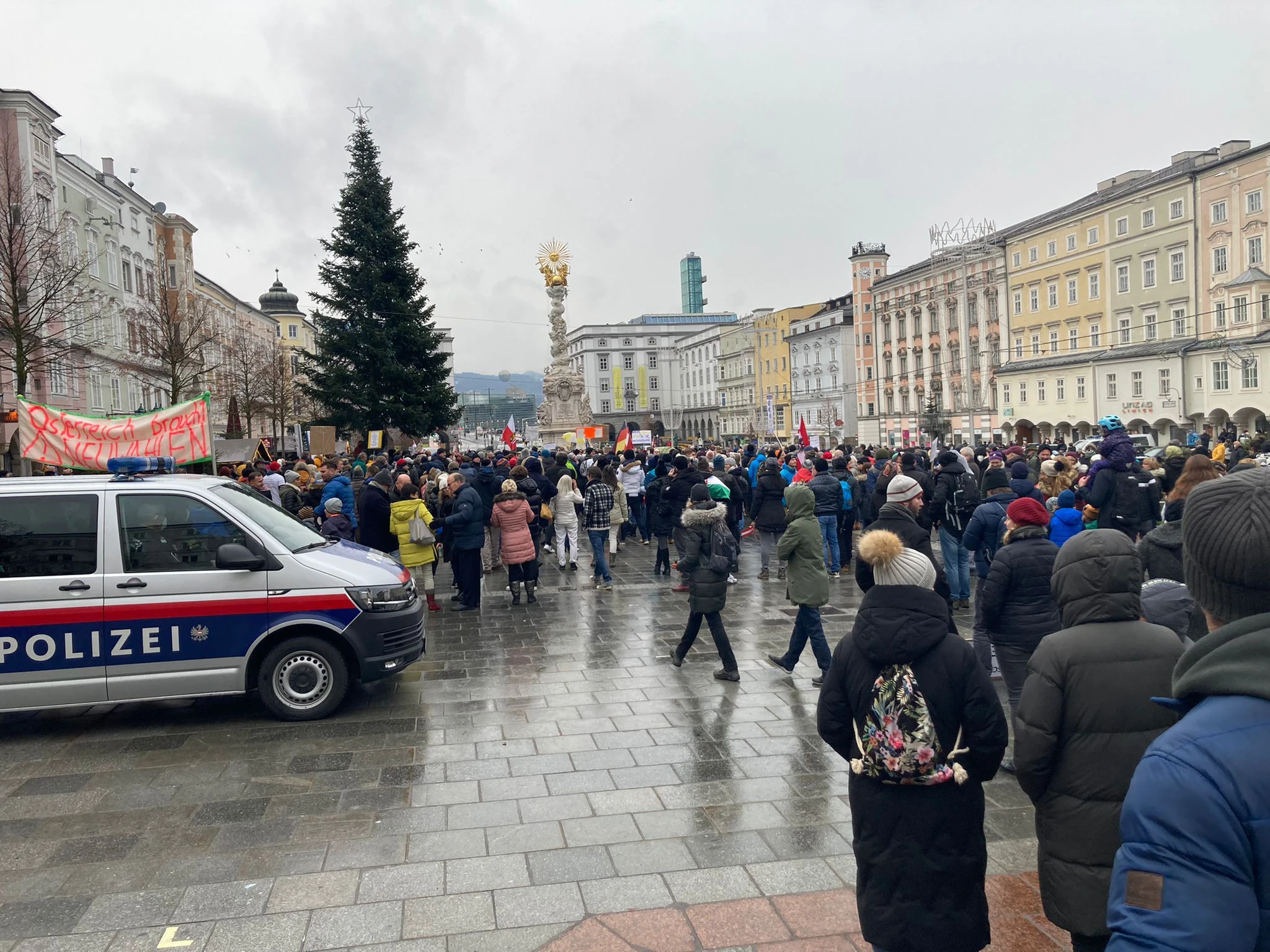Rund 500 Menschen fanden sich auch im Sonntag zu einer Demo gegen die Corona-Maßnahmen ein.