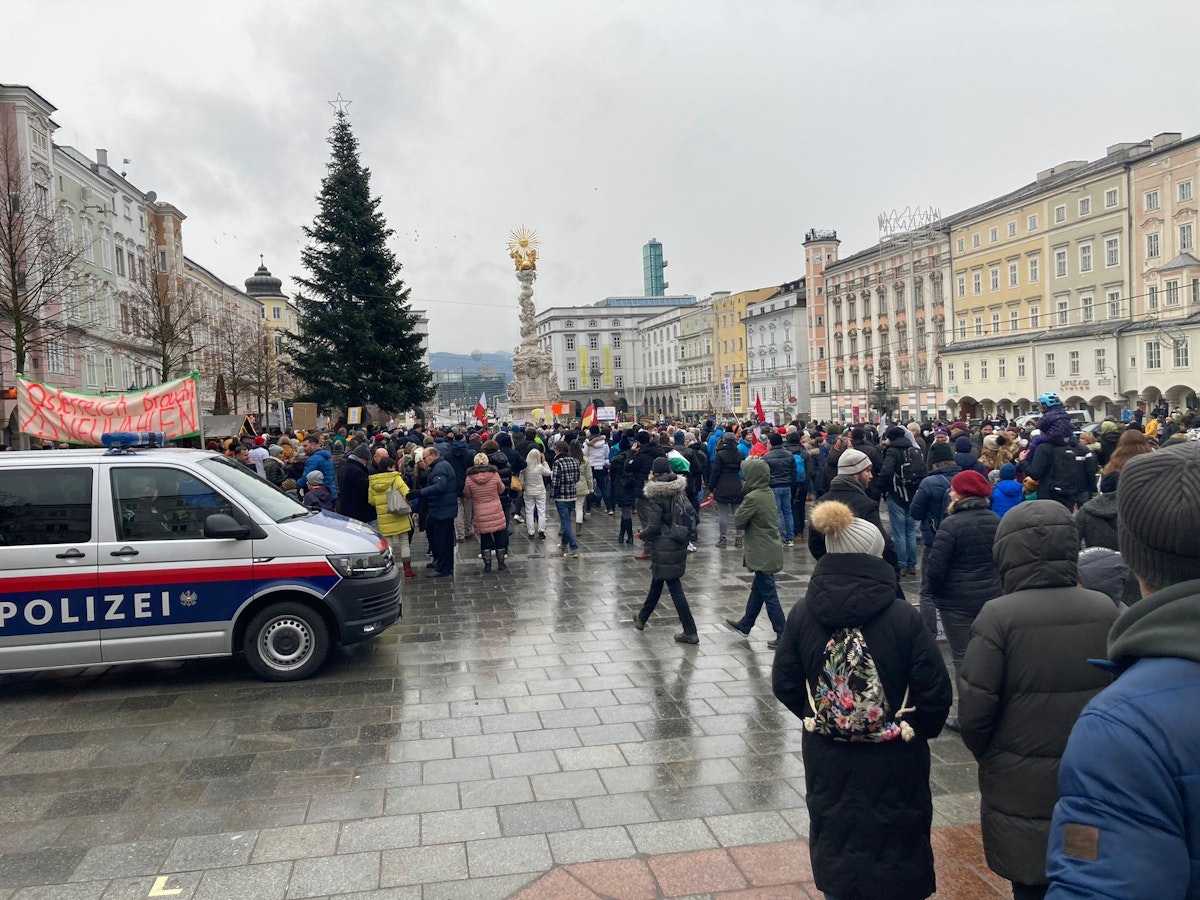 Rund 500 Menschen fanden sich auch im Sonntag zu einer Demo gegen die Corona-Maßnahmen ein.