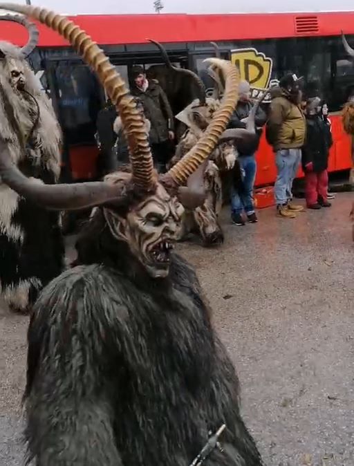 Etwa 50 Perchten demonstrierten am Sonntagnachmittag friedlich gegen die&nbsp;