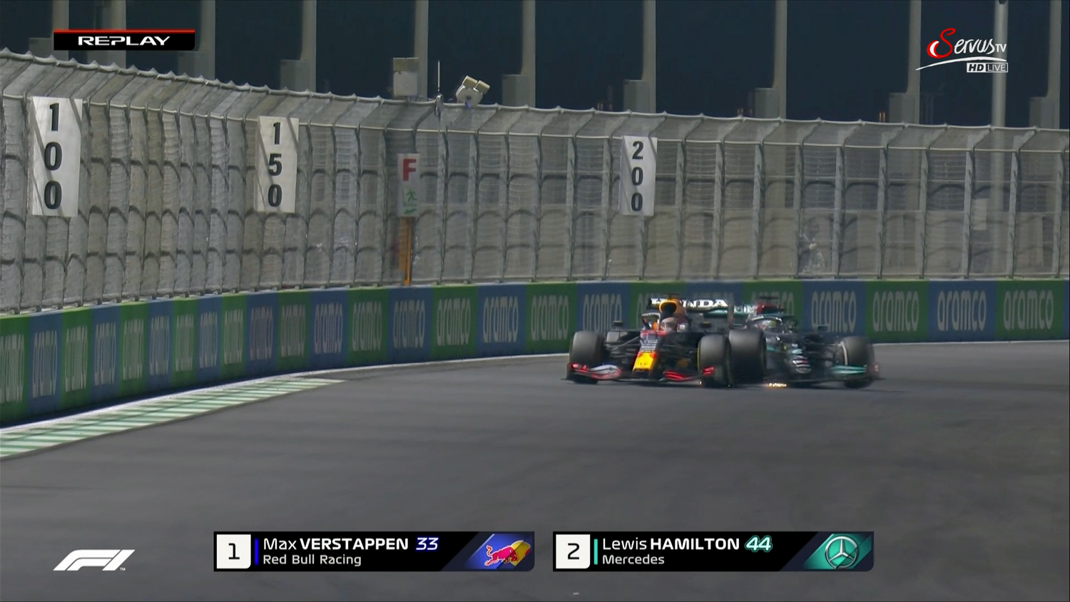 Verstappen bremst, Hamilton fährt ihm ins Heck. Diese Szene erhitzt die Gemüter.