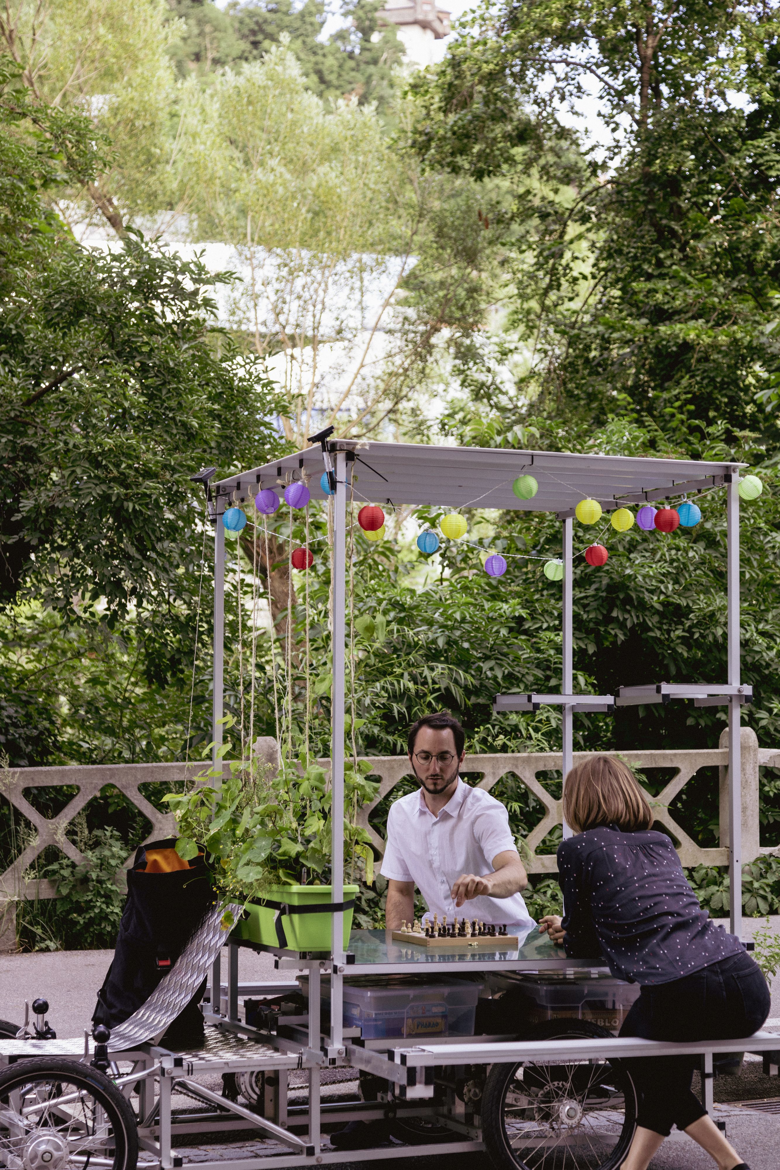 André Lintschnig beim Schachspielen auf seinem Lastenrad