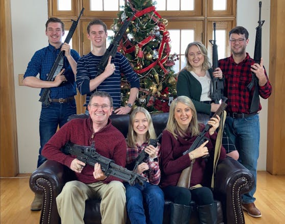Die ganze Familie vereint vor dem Weihnachtsbaum – und jeder mit einer Waffe in der Hand.