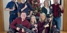 Abgeordneter posiert mit Waffen auf Weihnachtskarte