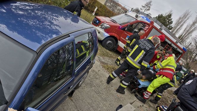 Der Lenker wurde ins Spital gebracht.