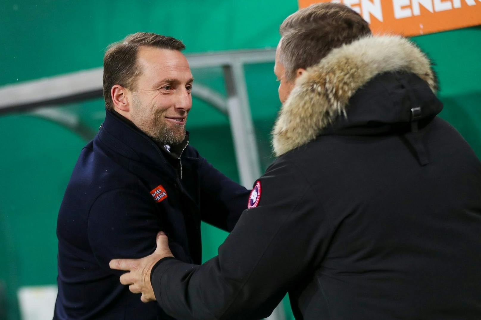Ferdinand Feldhofer geht in seinem ersten Spiel als Rapid-Trainer sogleich in ein Wiener Derby. Hier begrüßt er sein Gegenüber Manfred Schmid im Allianz Stadion.