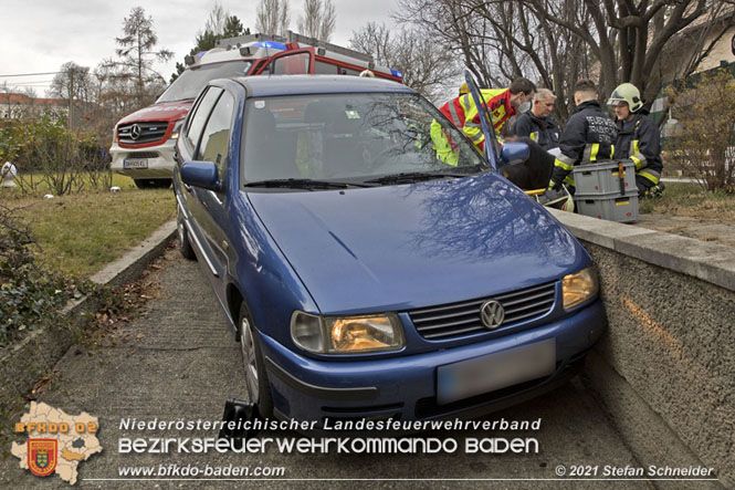 Der Mann wollte den rollenden Pkw stoppen.