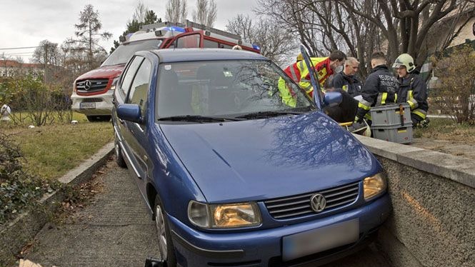 Der Mann wollte den rollenden Pkw stoppen.
