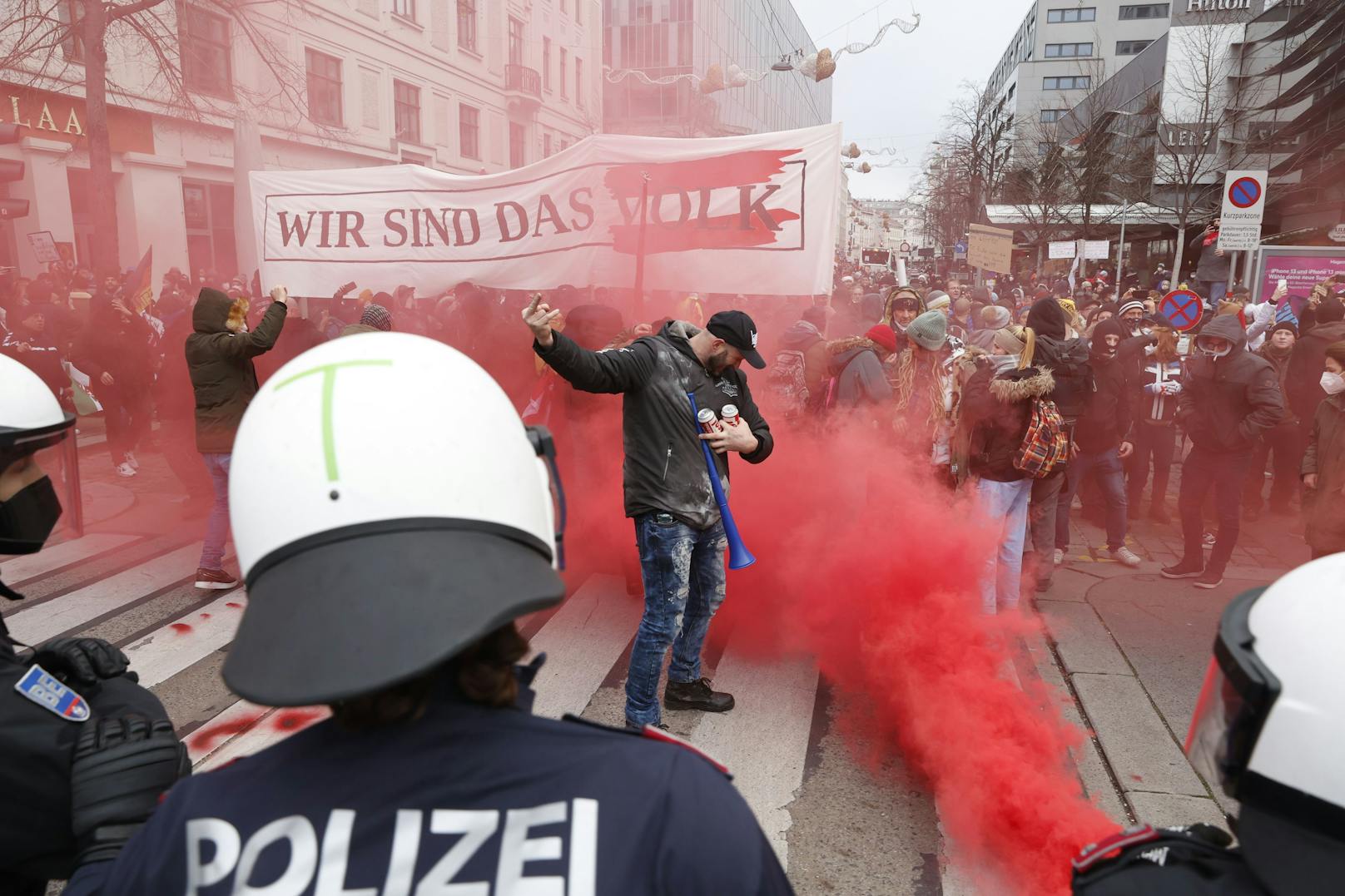 Rund 42.000 Menschen demonstrierten am Samstag in der Wiener City gegen die CoV-Maßnahmen. Nicht alle Teilnehmer verhielten sich friedlich.