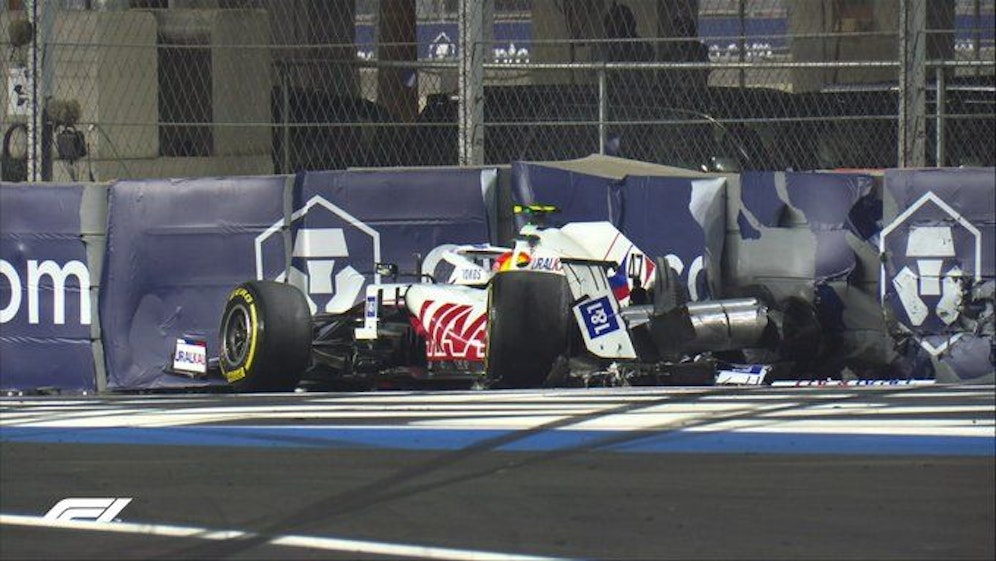 Der Haas von Mick Schumacher landete in der Seitenbande.