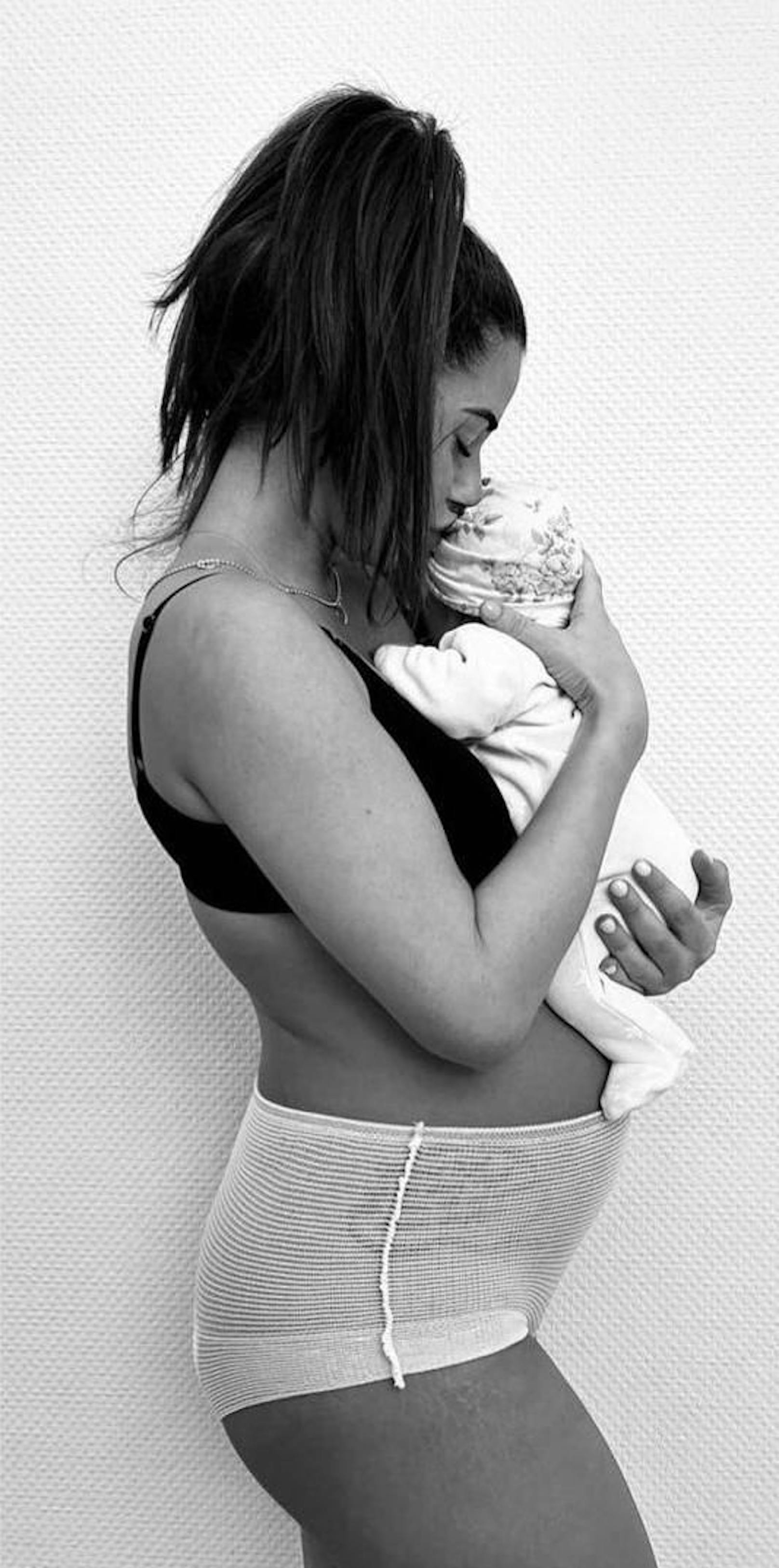 Sarah Engels zeigt 1. Foto ihre Tochter nach der Geburt