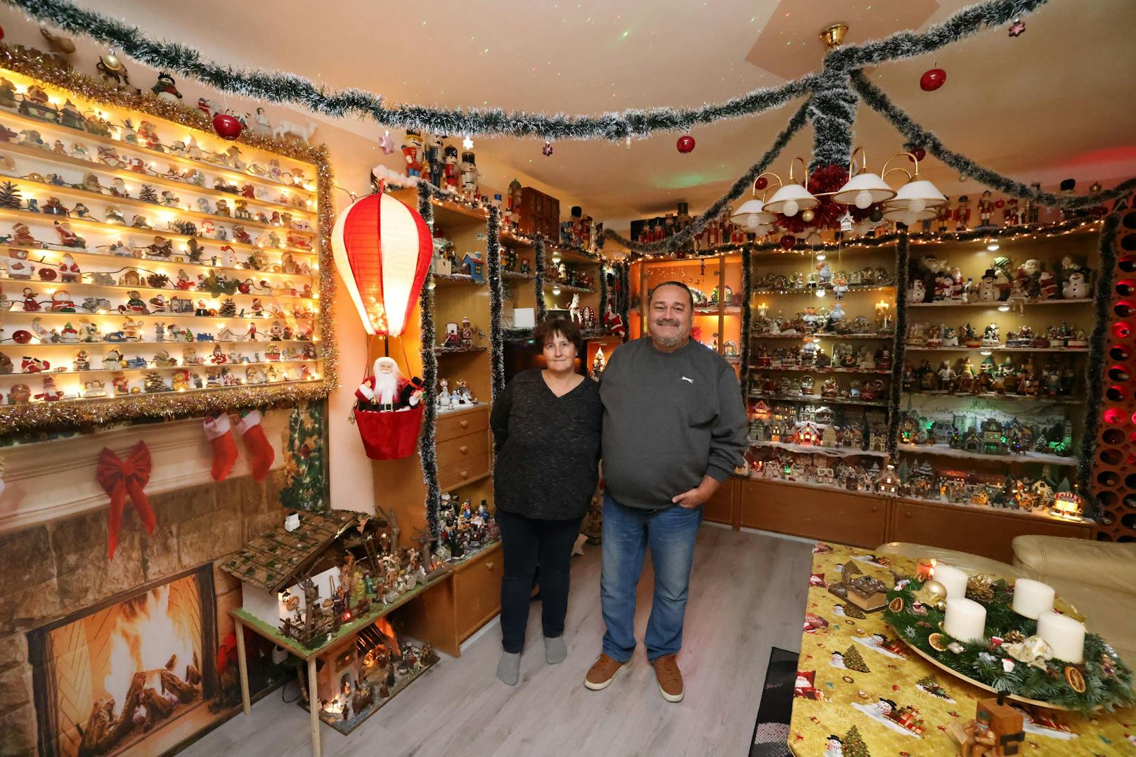 Susi (48) und Christian (49) aus Wien-Floridsdorf sind echte Weihnachts-Fans. Jedes Jahr schmücken sie ihren Balkon und ihre Wohnung mit rund 4.000 Figuren, Lichtern und Weihnachtsgrippen.