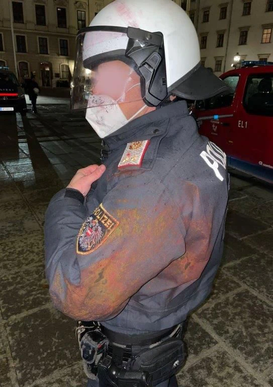 Die Flammen von Bengalos werden bis zu 2.000 °C heiß – die Schmelztemperatur des chemischen Elements Eisen liegt bei 1.538 °C. Das Werfen eines brennenden Bengalos auf Einsatzbeamte kann entsprechend schwere Verletzungen auslösen. Auch der aufkommende Rauch ist stark gesundheitsschädlich. Kleine Tropfen der glühend heißen "Schlacke" aus den Bengalos reichen aus, um normale Kleidung zu schmelzen und schwerste Verbrennungen auf der Haut zu hinterlassen. Der Bewurf mit brennenden Bengalos kann zu lebensgefährlichen Verletzungen führen.