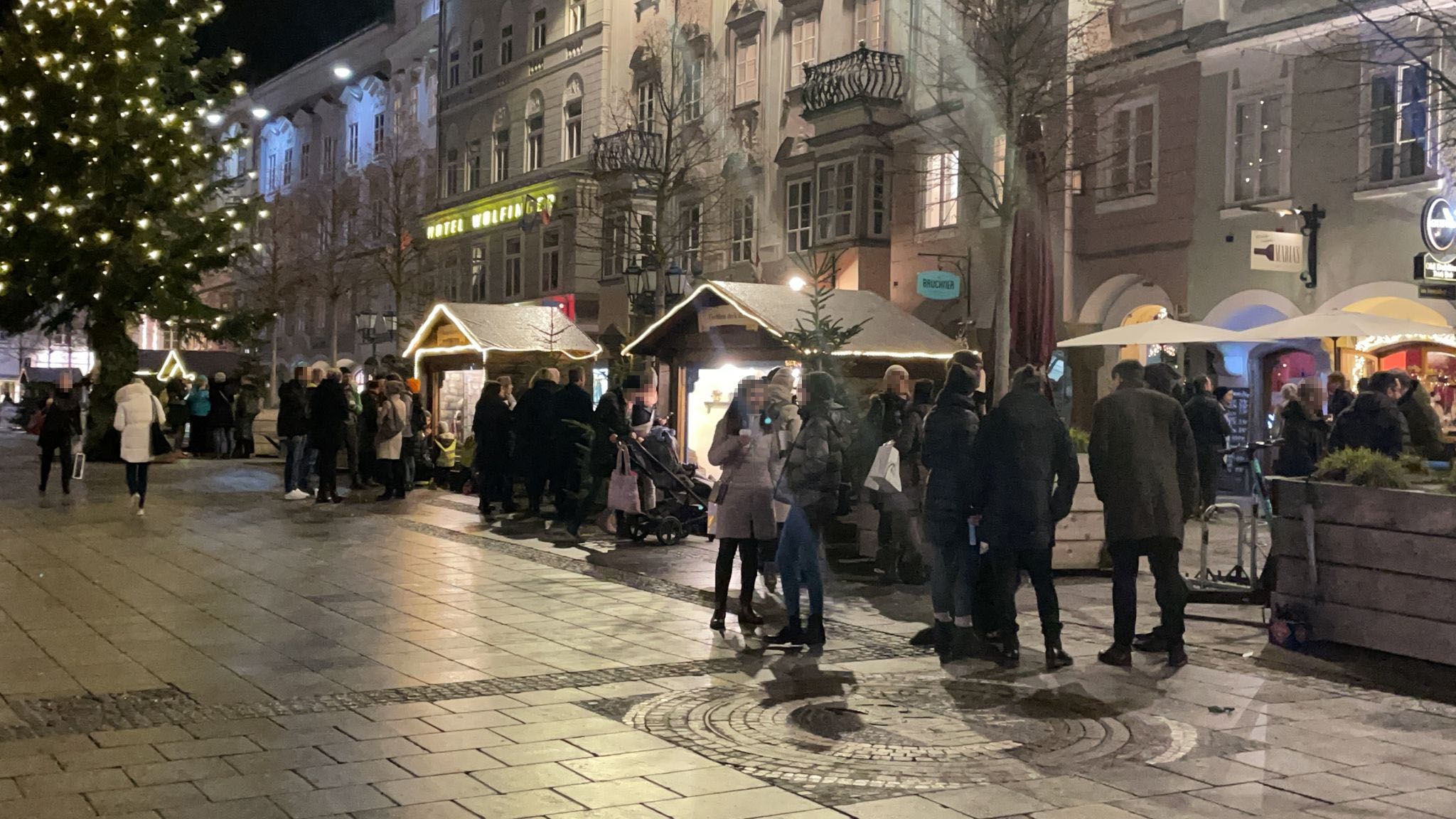 Mit Punsch und Glühwein stehen die Leute neben den Märchen-Hütten am Linzer Hauptplatz. Der heimliche Christkindlmarkt sorgt jetzt für Ärger.