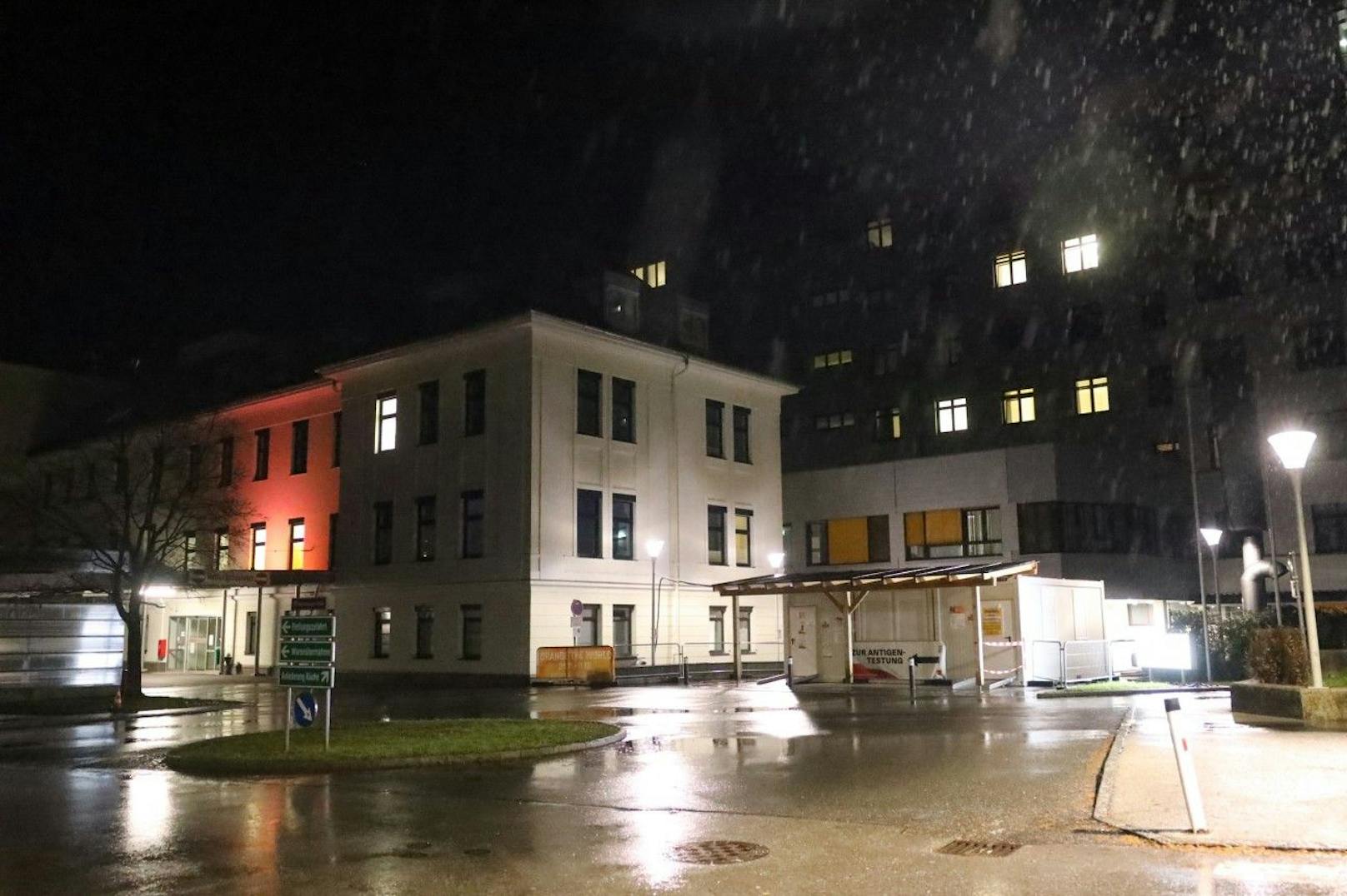 Ein türkischer Familienclan wollte am Samstag scheinbar ein Klinikum in Kirchdorf an der Krems stürmen, weil dort eine Angehörige (67) nach einer Covid-19-Infektion im Sterben lag.