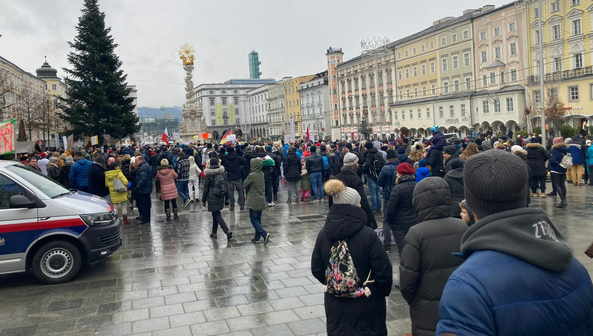 Knapp 500 Demonstranten fanden sich am Hauptplatz ein.