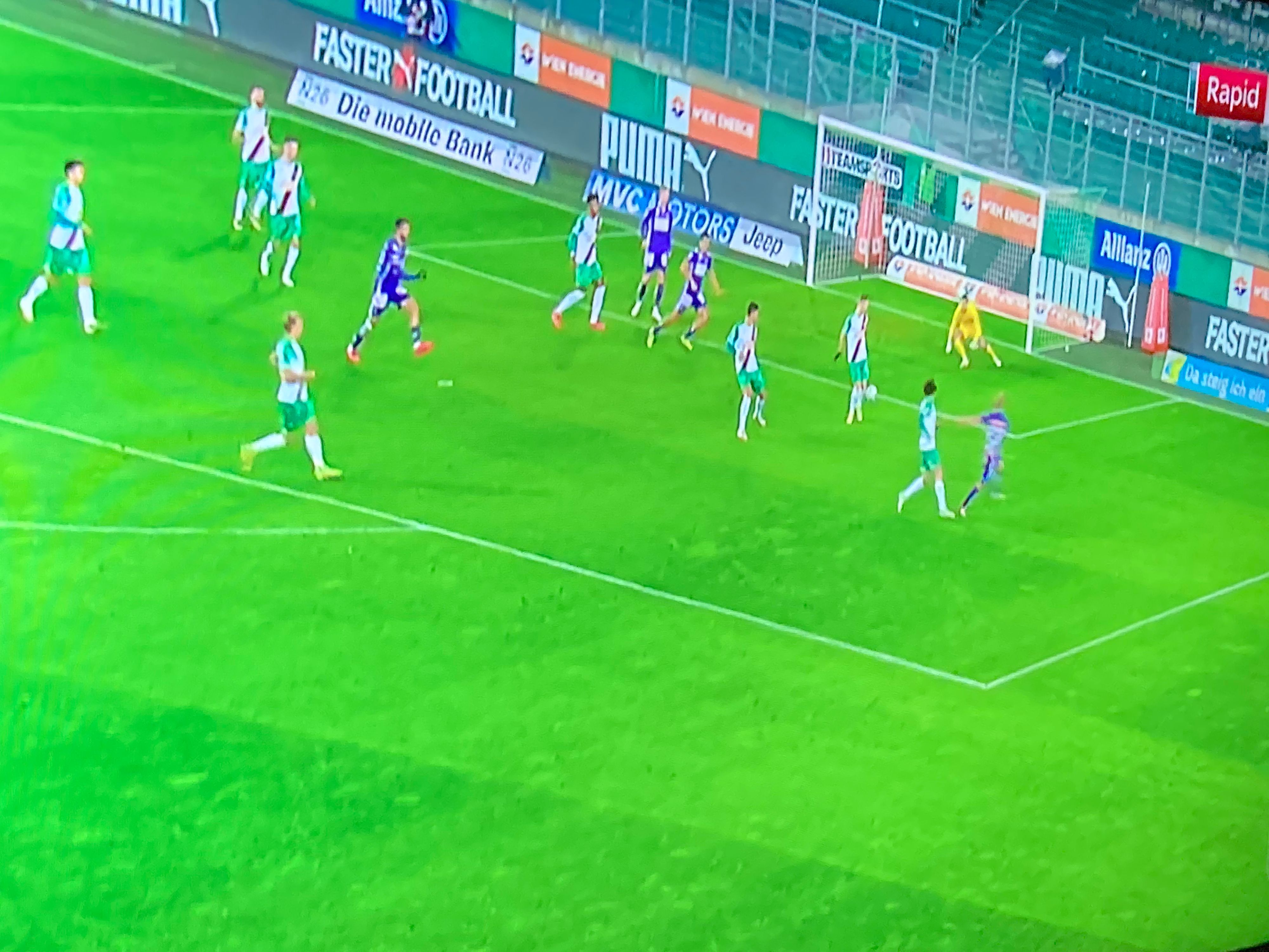 Matthias Braunöder trifft ins linke Eck zum 1:0.