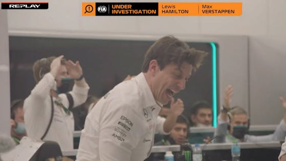 Mercedes-Teamchef Toto Wolff verliert die Nerven. Max Verstappen will Lewis Hamilton vorbeilassen, der rechnet damit nicht, fährt ihm ins Auto. Mercedes ist sich sicher: Kalkül von "Mad Max".