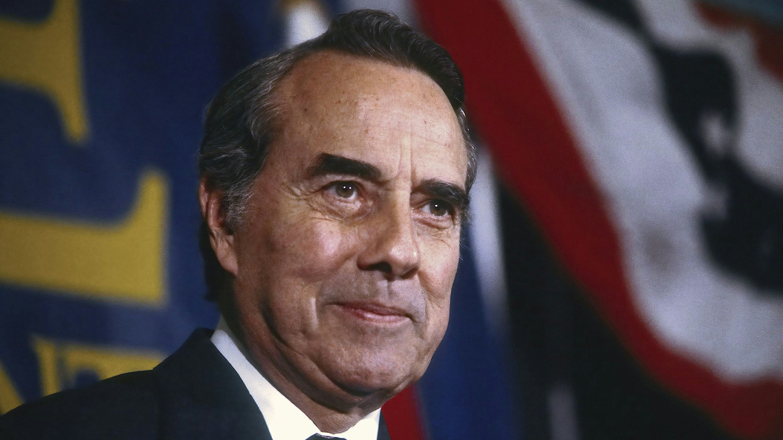 Download von www.picturedesk.com am 06.12.2021 (08:55).  ACT Bob Dole Has Passed Away -- **FILE PHOTO** Bob Dole Has Passed Away at 98 Washington, DC. USA, March 28, 1988.United States Senator and Presidential candidate Robert Dole (R-KS) addresses his campaign headquarters staff saying that he was staying in the race for the Republican nomination for President despite his comment the prior week that Vice President George H.W. Bush would probably win the partyÌs nomination . - 20211205_PD8962 - Rechteinfo: Rights Managed (RM)