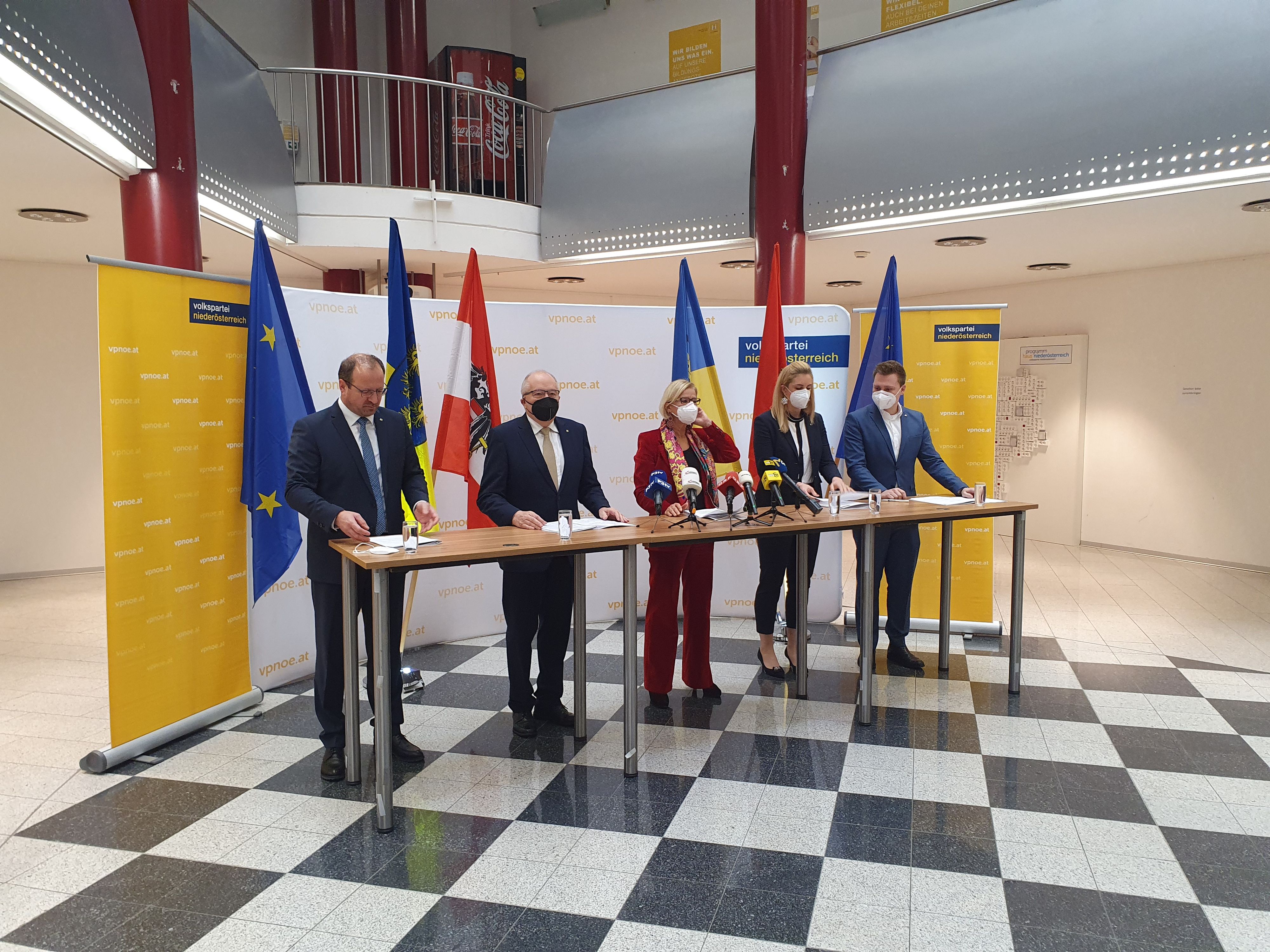 Karl Moser (2. v.l.) wurde von Johanna Mikl-Leitner (M.) vorgestellt.