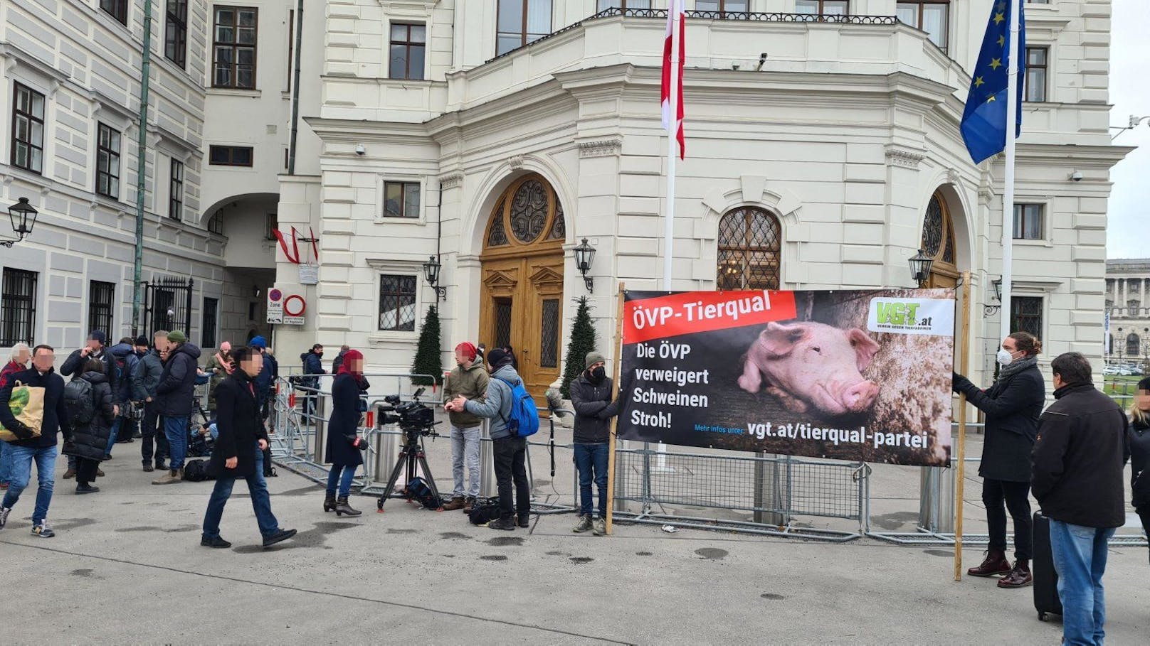 Aktivisten vom "Verein gegen Tierfabriken" protestierten gegen die Haltungsbedingungender Schweine.