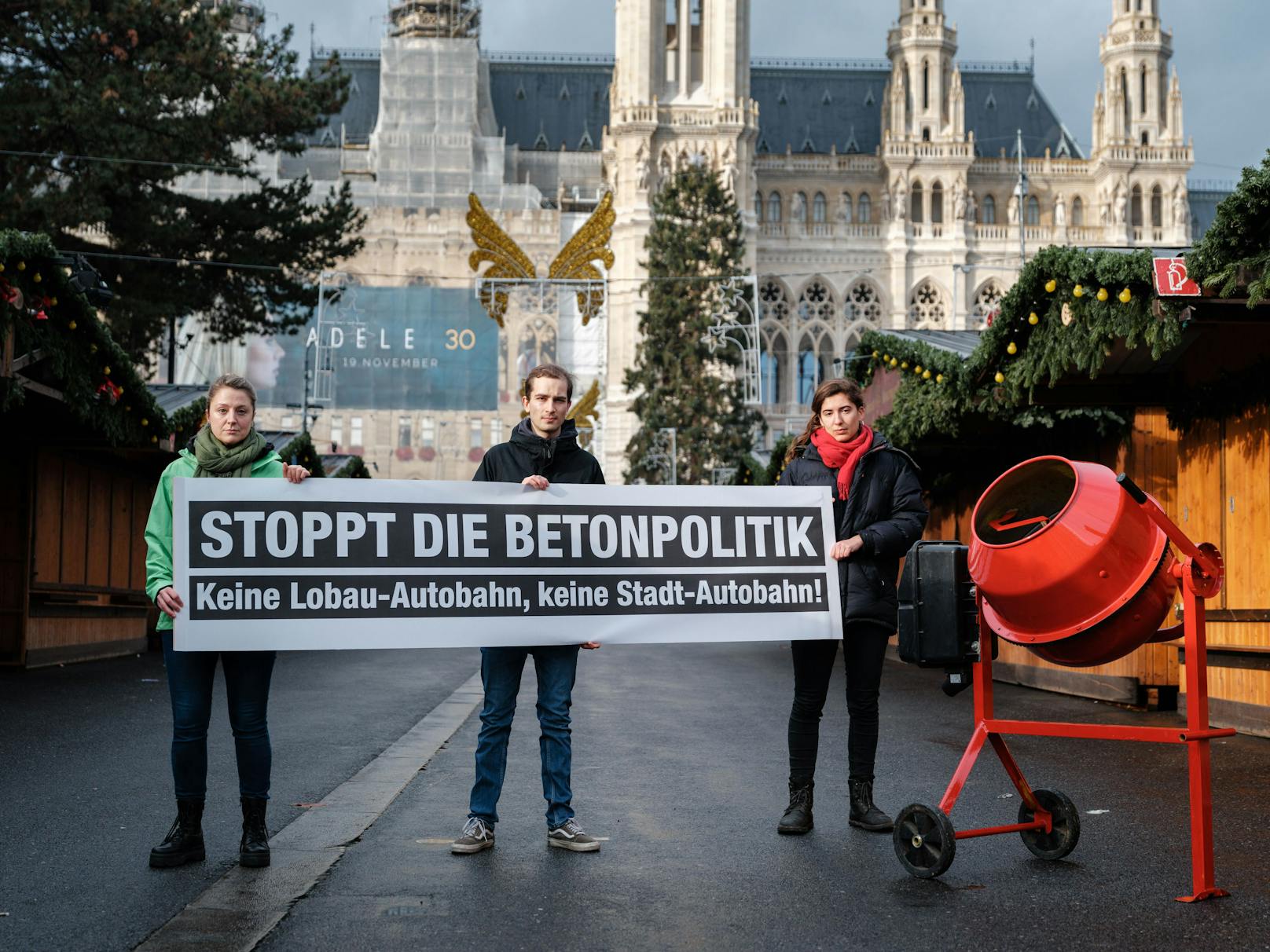 Klara Maria Schenk (Greenpeace),&nbsp;Simon Pories (Fridays for Future) und&nbsp;Lucia Steinwender (System Change not Climate Change) protestieren mit rotem Betonmischer gegen die Verkehrspolitik der Stadt Wien.