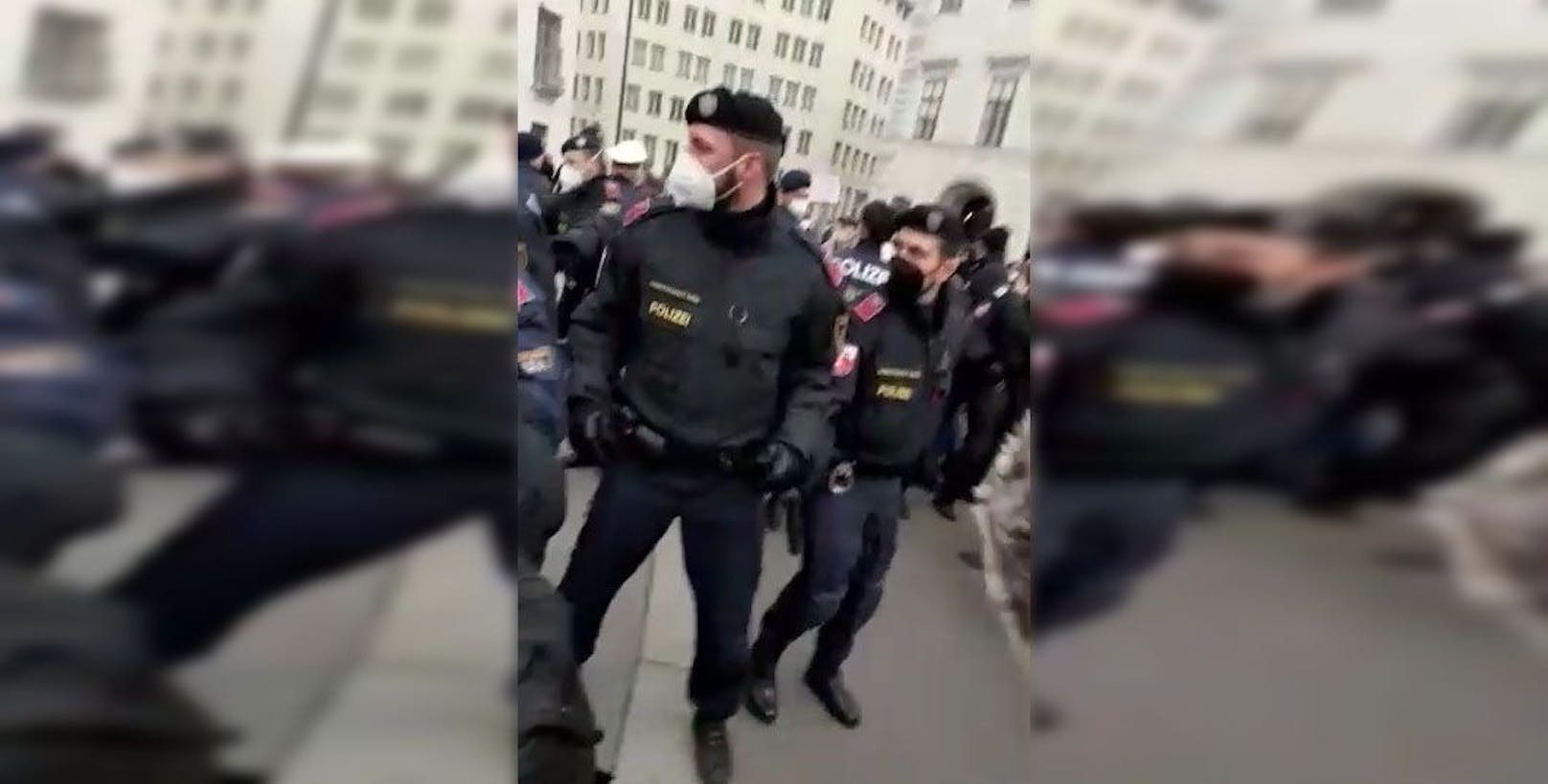 Die Polizisten mussten Wolfgang Sobotka (ÖVP) vor Corona-Demonstranten abschirmen. <a href="https://www.heute.at/s/impfgegner-rangeln-mit-polizei-vor-kanzleramt-100177658">Video&gt;&gt;&gt;</a>