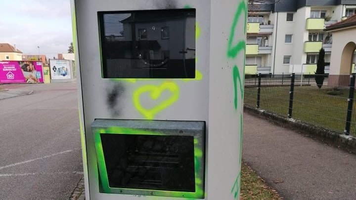 Das Herzerl ist noch da, aber die Scheibe ist wieder farbenfrei. Heißt: Der Blitzer blitzt wieder.