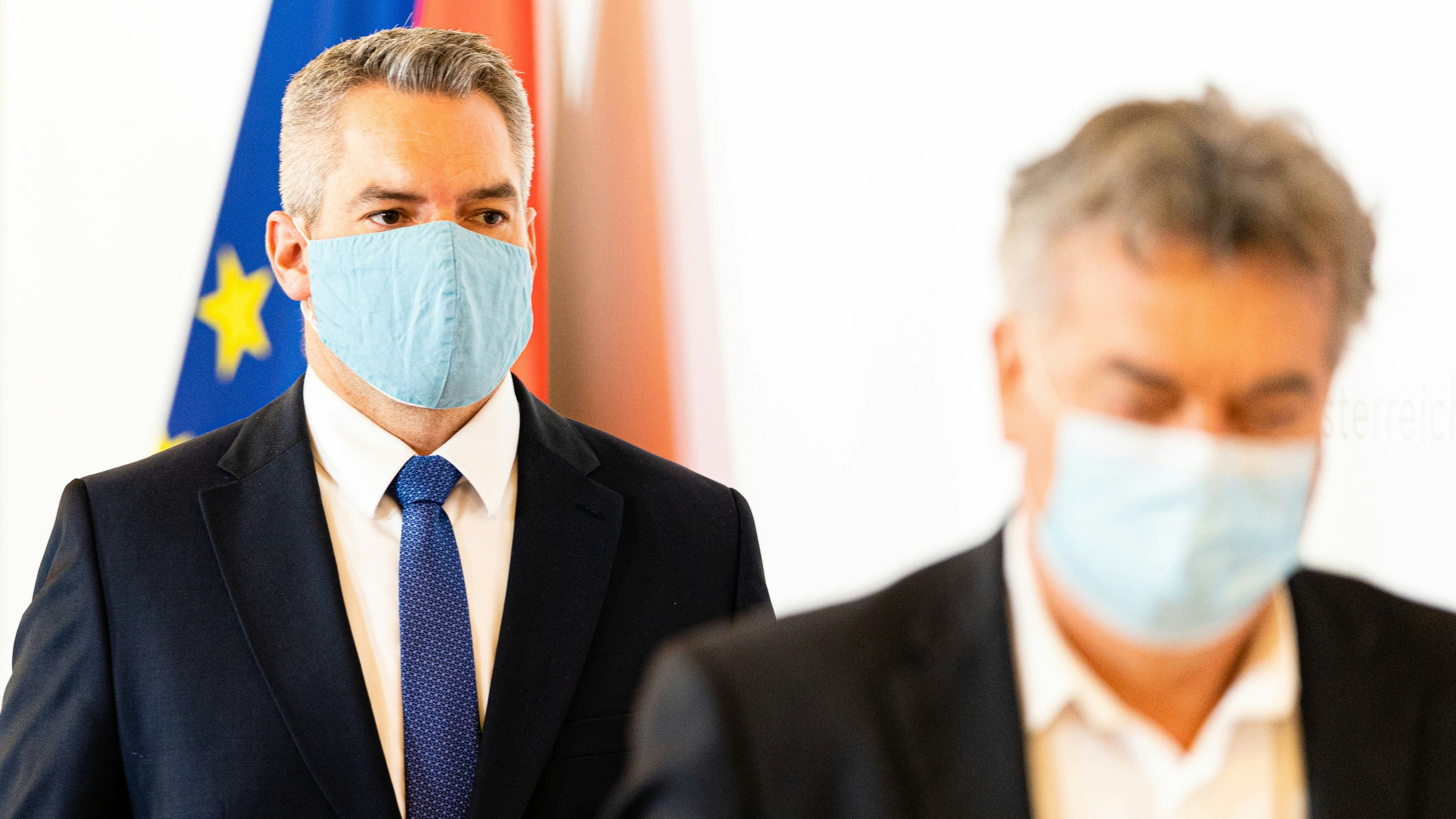 Download von www.picturedesk.com am 06.12.2021 (11:23).  19.10.2020, Bundeskanzleramt, Wien, AUT, Bundesregierung, Pressekonferenz nach Videokonferenz der Bundesregierung und Landeshauptleute mit Bundeskanzler Kurz, Vizekanzler Kogler, Gesundheitsminister Anschober und Innenminister Nehammer, im Bild v. l. Karl Nehammer (OeVP), Werner Kogler (Gruene) // during a press conference after video conference of the Federal Government and state governors with Federal Chancellor Kurz, Vice Chancellor Kogler, Health Minister Anschober and Interior Minister Nehammer at the federal chancellery in Vienna, Austria on 2020/10/19. EXPA Pictures © 2020, PhotoCredit: EXPA/ Florian Schroetter - 20201019_PD1981 - Rechteinfo: Rights Managed (RM)