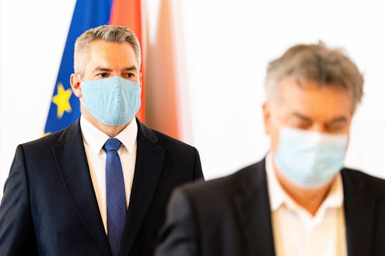 Neo-Bundeskanzler Karl Nehammer und Vizekanzler Werner Kogler können gut miteinander, auch weil der ehemalige Innenminister in Sachen Asyl- und Migration weicher ist, als hinlänglich bekannt. 