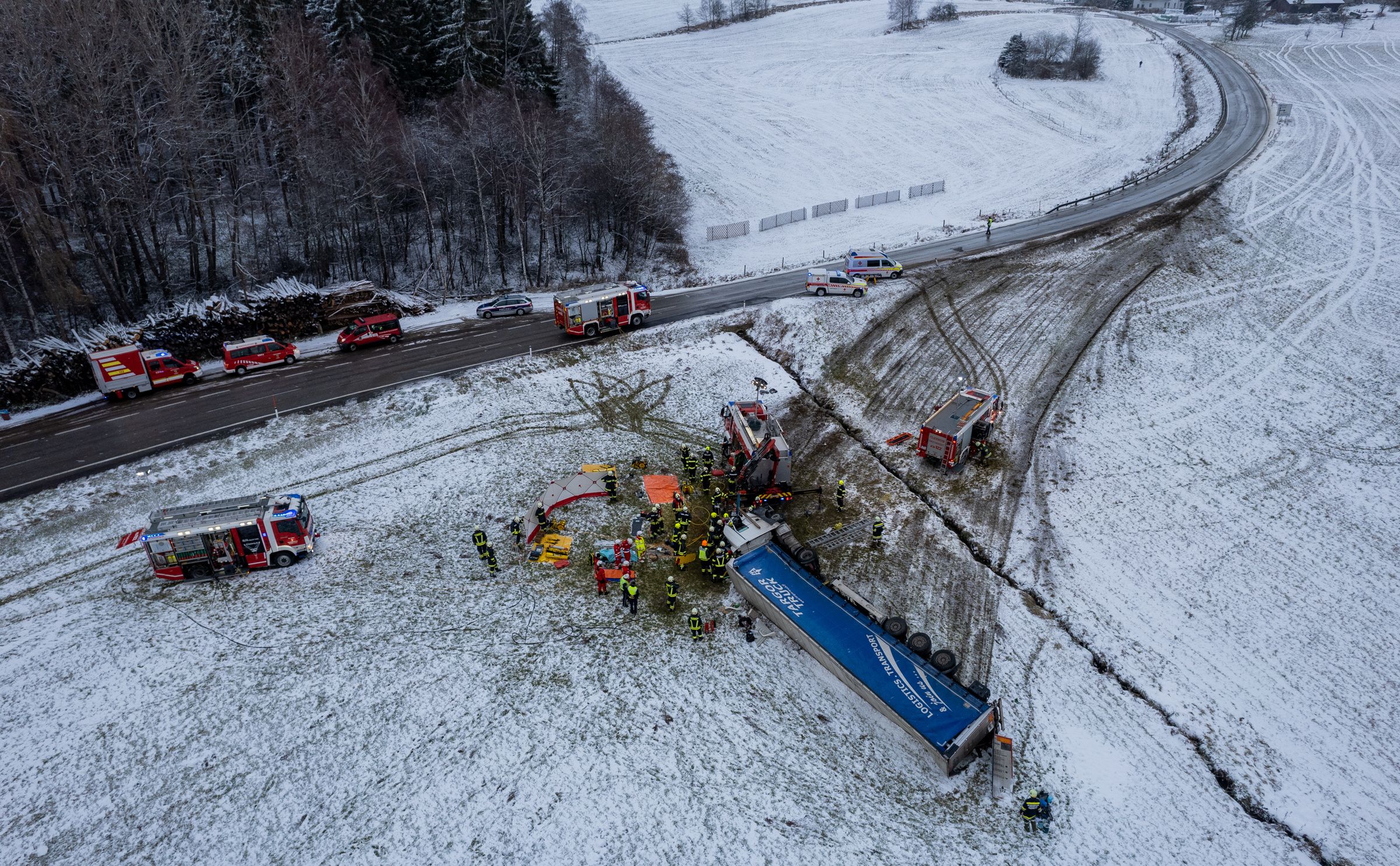 Hier ist zu sehen, wo der Lkw von der Straße kam.