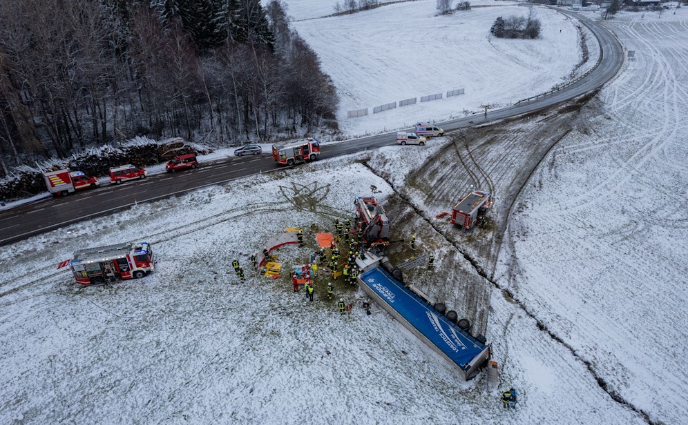 Hier ist zu sehen, wo der Lkw von der Straße kam.