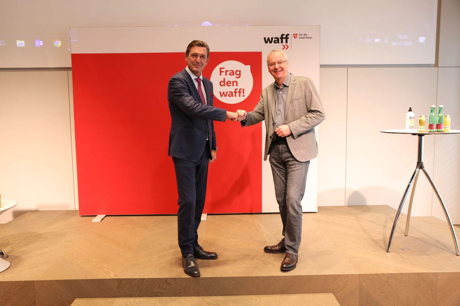 Fist bump für den Wiener Arbeitsmarkt: Wirtschaftsstadtrat Peter Hanke (SPÖ,l.) und waff-Geschäftsführer Fritz Meißl schnüren ein neues Arbeitsmarktpaket